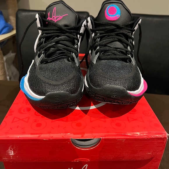New Kyrie Infinity south beach size 8.5 - Picture 3 of 3